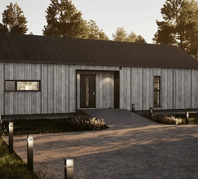 Inngangsparti til bolig med trekledning, belysning og naturlige omgivelser i rolig kveldssol.